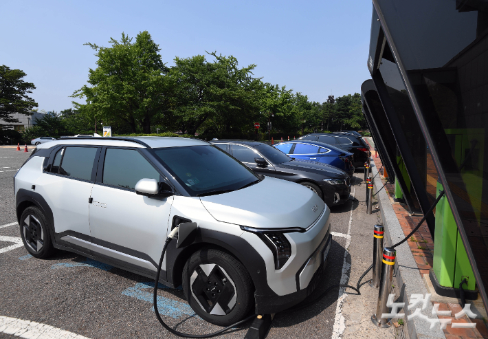 국회 전기차 충전소에서 충전 중인 전기차 모습. 황진환 기자