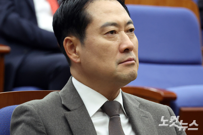 국민의힘 장동혁 대표가 11일 서울 여의도 국회에서 열린 의원총회에 참석하고 있다. 윤창원 기자