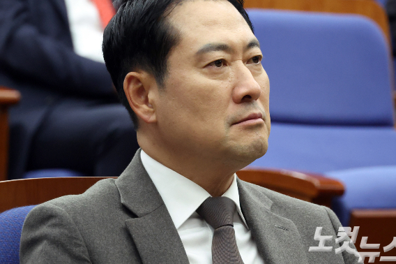 국민의힘 장동혁 대표가 11일 서울 여의도 국회에서 열린 의원총회에 참석하고 있다. 윤창원 기자