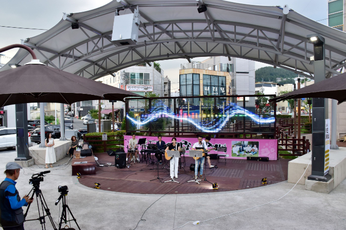 해천야외공연장에 조성된 '스마트거리공연 락 서비스' 현장 모습(2023년 생활밀착형 도시재생 스마트기술 지원사업). 밀양시 제공 
