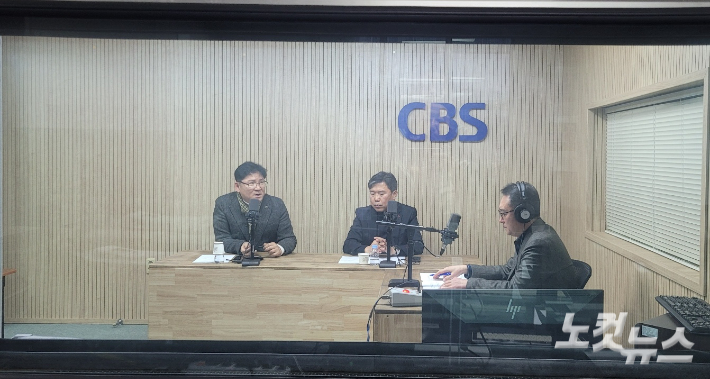 왼쪽부터 유상용 충북도의원, 이상식 충북도의원, 김종현 앵커. 충북CBS