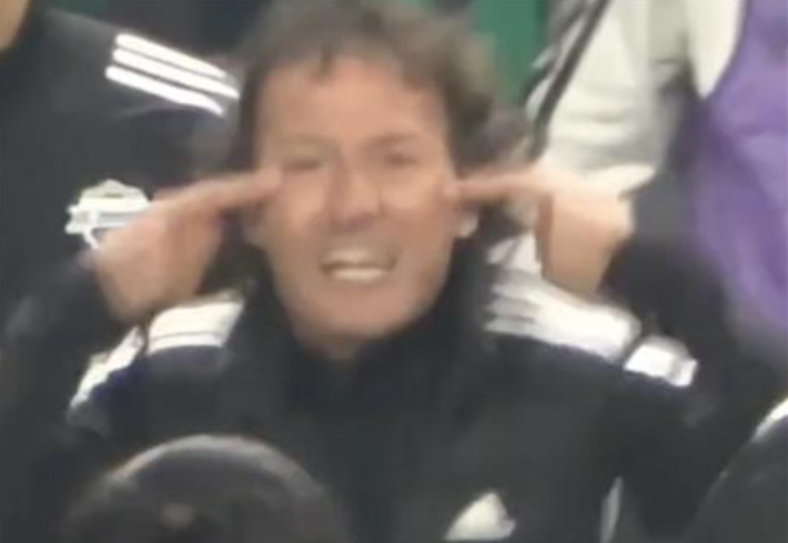 손가락으로 눈 가리키는 타노스 코치. 팬 영상 캡처