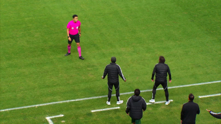 지난달 8일 전주월드컵경기장에서 열린 전북-대전 경기 도중 김우성 주심과 전북 타노스 코치가 언쟁을 벌이고 있다. 쿠팡플레이 중계화면 캡처