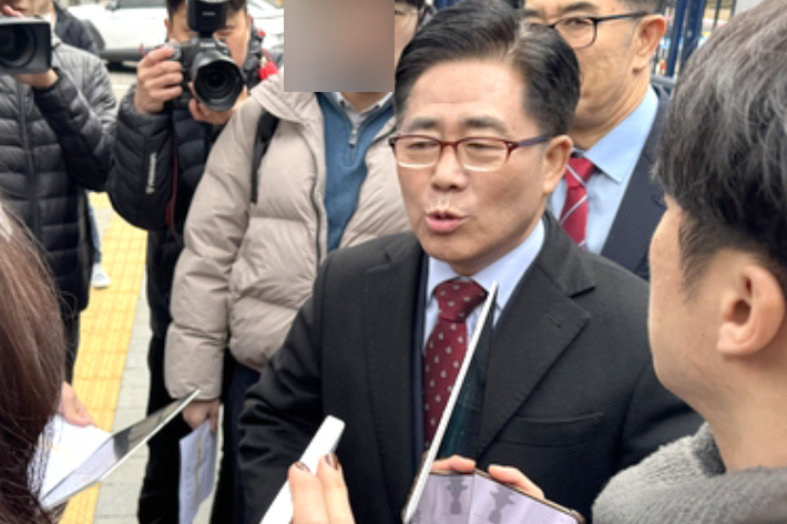 김규환 전 의원이 15일 서울 서대문구 경찰청 국가수사본부 앞에서 통일교 관련 최근 자신에 대해 불거진 의혹과 관련해 결백을 주장하며 기자회견을 하고 있다. 연합뉴스