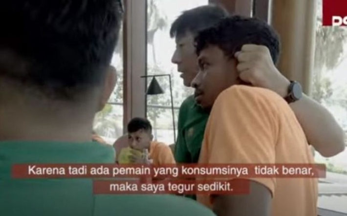 신태용 전 감독에게 귀를 꼬집힌 리파드 마라사베시. PSSI TV 유튜브 캡처