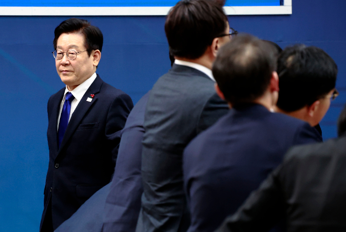 이재명 대통령이 16일 정부세종컨벤션센터에서 문화체육관광부(국가유산청)·국민권익위원회 업무보고를 마친 후 이동하고 있다. 연합뉴스