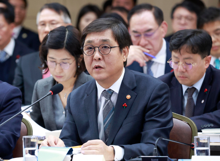 최휘영 문화체육관광부 장관이 16일 정부세종컨벤션센터에서 이재명 대통령에게 업무보고를 하고 있다. 연합뉴스