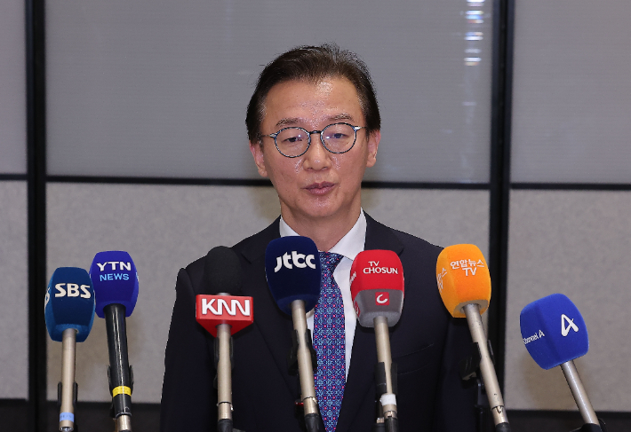 통일교로부터 금품을 수수했다는 의혹이 제기된 전재수 해양수산부 장관이 11일 오전 인천국제공항 제2여객터미널을 통해 귀국해 입장을 밝히고 있다. 황진환 기자