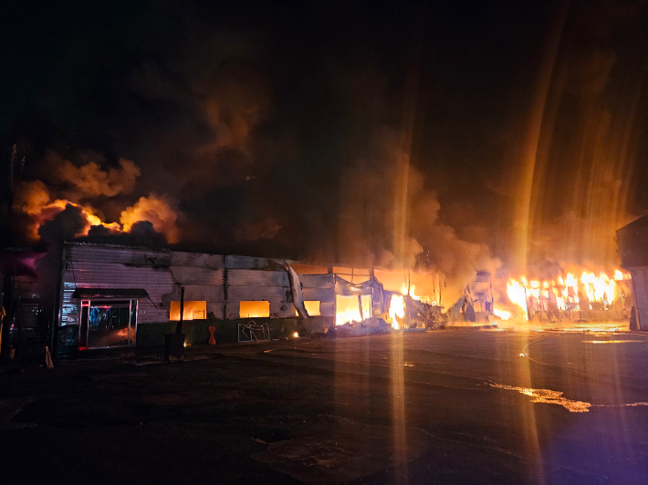 16일 오후 8시 20분쯤 대구 달성군 하빈면 하산리의 한 이불공장에서 원인을 알 수 없는 불이 났다. 대구소방안전본부 제공