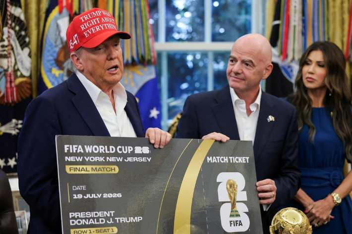 북중미 월드컵 결승전 티켓을 받은 도널드 트럼프 미국 대통령. 연합뉴스