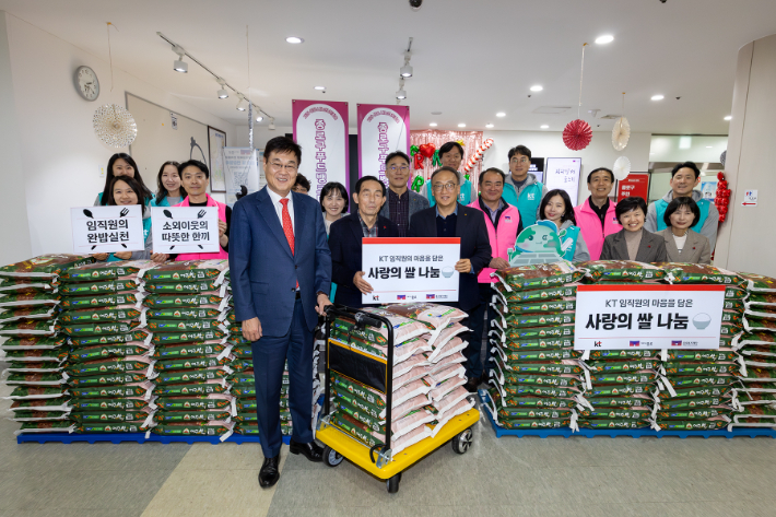 서울 종로구 종로푸드뱅크에서 진행된 기부식 행사에 참석한 KT ESG경영추진실장 오태성 상무(오른쪽 다섯 번째), 정문헌 종로구청장(오른쪽 일곱 번째), 종로복지재단 임직원과 완밥식당과 디지콩 적립에 동참한 KT의 임직원들이 기념 촬영을 하고 있다. KT 제공