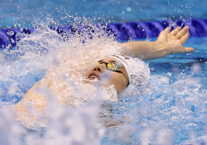 지난 2023년 일본 후쿠오카 마린 메세 후쿠오카홀에서 열린 2023세계수영선수권 남자 배영 100m 예선에서 역영하고 있는 이주호. 연합뉴스