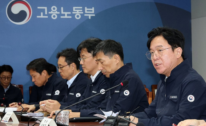 김영훈 고용노동부 장관이 정부세종청사 고용노동부 소회의실에서 열린 산재 사망사고 감축을 위한 지방관서장 회의에서 발언하고 있다. 연합뉴스