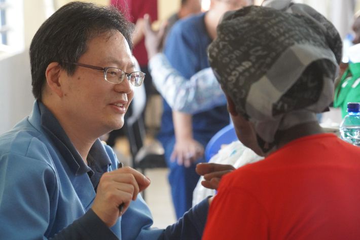 의사 이대성 씨가 케냐 메루병원에서 환자를 진료하고 있는 모습. 부산사람이태석기념사업회 제공 