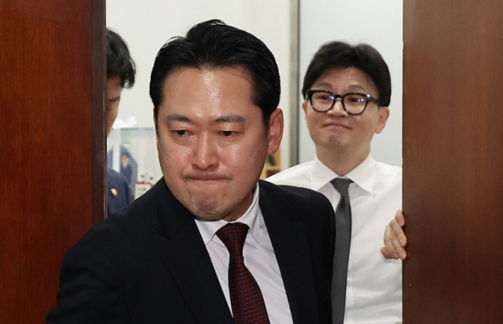 2024년 12월 11일 국민의힘 당시 한동훈 대표가 서울 여의도 국회 당대표실에서 장동혁 의원이 나가는 사이 미소를 짓고 있다. 연합뉴스