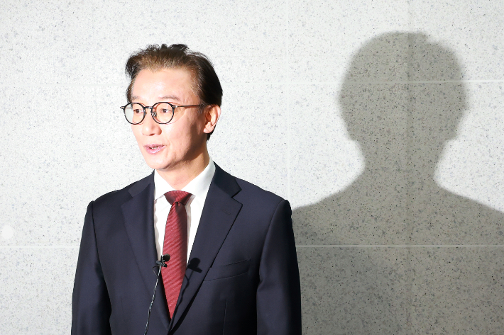 취재진 질문에 답하는 전재수 전 해수부 장관. 연합뉴스