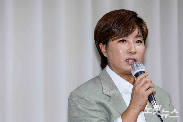 골프선수 출신 방송인 박세리가 지난해 6월 18일 서울 강남구 스페이스쉐어 삼성코엑스센터에서 부친의 사문서위조 혐의와 관련해 입장발표 하고 있는 모습. 박종민 기자