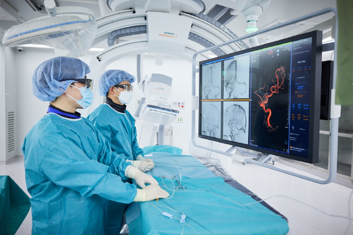 순천향대천안병원 충남권역 심뇌혈관질환센터 시술 모습. 순천향대천안병원 제공