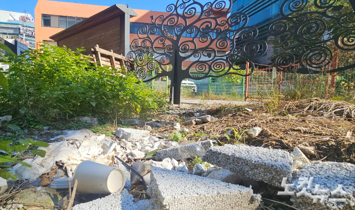 수백(남연년)의 길 조형물 뒤에 쓰레기와 적재물이 쌓여있다. 임성민 기자