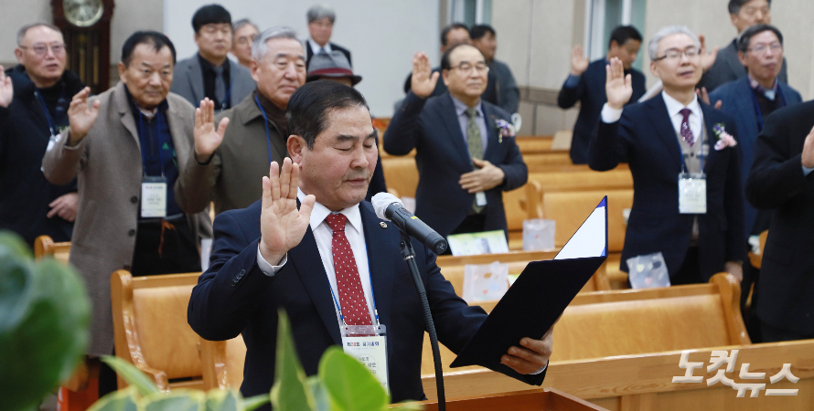 수석부회장 김만영 장로와 회원들이 남선교회 행동강령을 낭독하고 있다. 한세민 기자