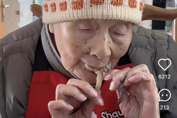 중국 숏폼 동영상 플랫폼 더우인에 먹방 영상을 올리고 있는 중국 상하이 거주 중원위(100)씨가 앙념 게장을 먹고 있다. 중국 SNS 더우인 계정 '백세 중 언니(百岁钟姐)' 캡처
