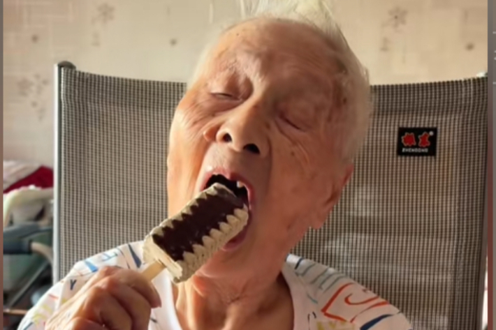 중원위 씨가 가족이 사온 아이스크림을 먹고 있다. 중국 SNS 더우인 계정 '백세 중 언니(百岁钟姐)' 캡처