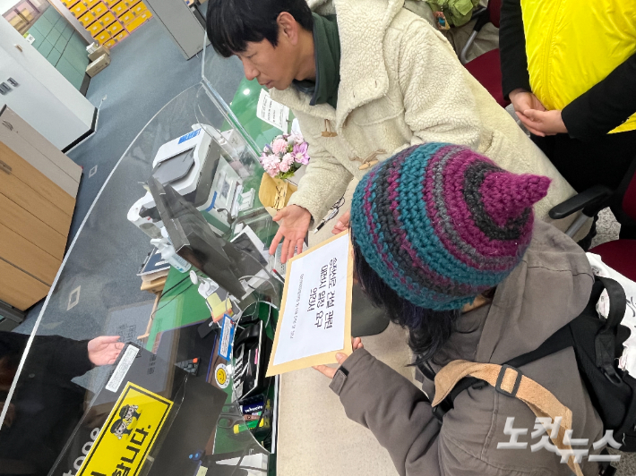 환경단체가 기자회견 뒤 송전탑 건설과 관련한 대전시의 입장을 요구하는 의견서를 대전시에 전달했다. 정세영 기자