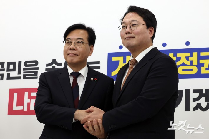 국민의힘 송언석 원내대표와 개혁신당 천하람 원내대표가 17일 서울 여의도 국회에서 