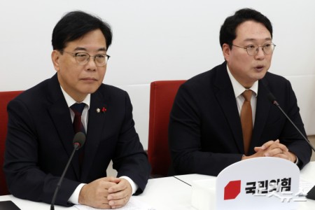 국민의힘 송언석 원내대표와 개혁신당 천하람 원내대표가 17일 서울 여의도 국회에서 