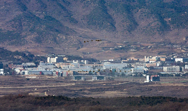 경기도 파주시 접경지에서 바라본 서부전선 비무장지대(DMZ)와 개성공단 일대에서 철새들이 남북을 가르며 날아 가고 있다. 연합뉴스