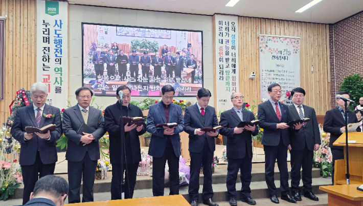 고려신학대학원 43회 동기들이 축가를 하고 있다.