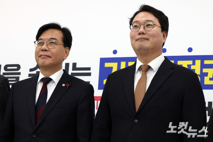 국민의힘 송언석 원내대표와 개혁신당 천하람 원내대표가 17일 서울 여의도 국회에서 '통일교 게이트 특검' 추진 관련 회동을 하고 있다. 윤창원 기자