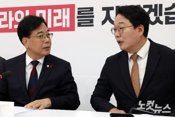 국민의힘 송언석 원내대표와 개혁신당 천하람 원내대표가 17일 서울 여의도 국회에서 '통일교 게이트 특검' 추진 관련 회동을 하며 대화를 하고 있다., 윤창원 기자