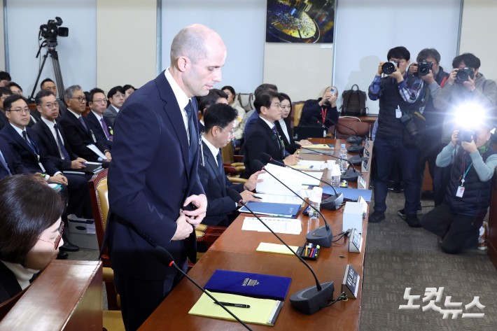 17일 서울 여의도 국회 과학기술정보방송통신위원회에서 열린 쿠팡 침해사고 관련 청문회에 해롤드 로저스 쿠팡 대표이사가 출석해 인사를 하고 있다.