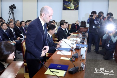 17일 서울 여의도 국회 과학기술정보방송통신위원회에서 열린 쿠팡 침해사고 관련 청문회에 해롤드 로저스 쿠팡 대표이사가 출석해 인사를 하고 있다.