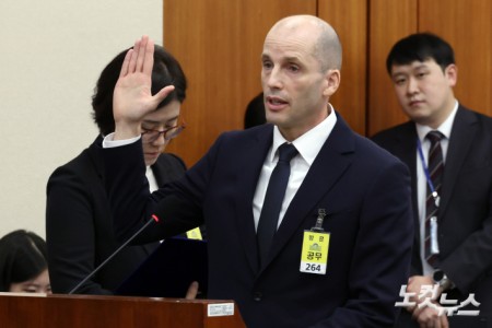 17일 서울 여의도 국회 과학기술정보방송통신위원회에서 열린 쿠팡 침해사고 관련 청문회에서 해롤드 로저스 쿠팡 대표이사 등 출석 증인들이 증인 선서를 하고 있다.