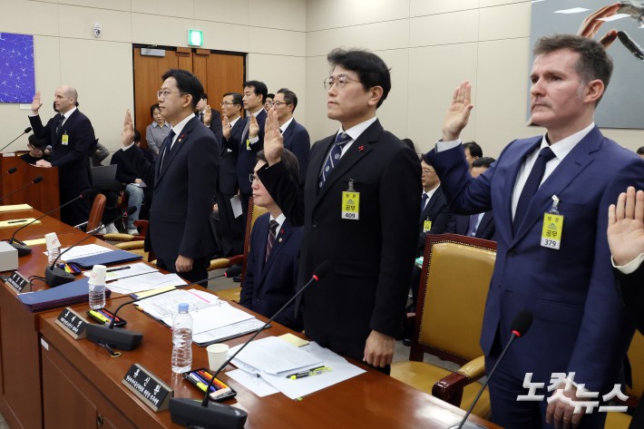 17일 서울 여의도 국회 과학기술정보방송통신위원회에서 열린 쿠팡 침해사고 관련 청문회에서 해롤드 로저스 쿠팡 대표이사 등 출석 증인들이 증인 선서를 하고 있다.