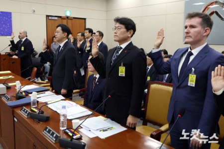 17일 서울 여의도 국회 과학기술정보방송통신위원회에서 열린 쿠팡 침해사고 관련 청문회에서 해롤드 로저스 쿠팡 대표이사 등 출석 증인들이 증인 선서를 하고 있다.