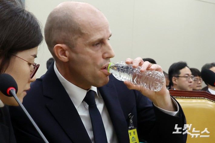 17일 서울 여의도 국회 과학기술정보방송통신위원회에서 열린 쿠팡 침해사고 관련 청문회에서 해롤드 로저스 쿠팡 대표이사가 물을 마시고 있다.