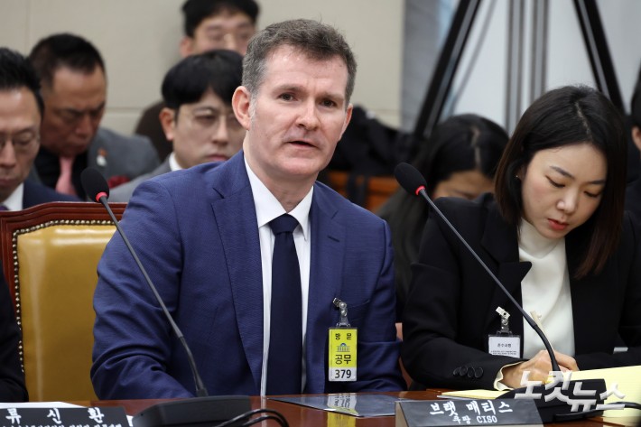 17일 서울 여의도 국회 과학기술정보방송통신위원회에서 열린 쿠팡 침해사고 관련 청문회에서 브랫 매티스 쿠팡 최고정보보안책임자(CISO)가 의원 질의에 답변을 하고 있다.