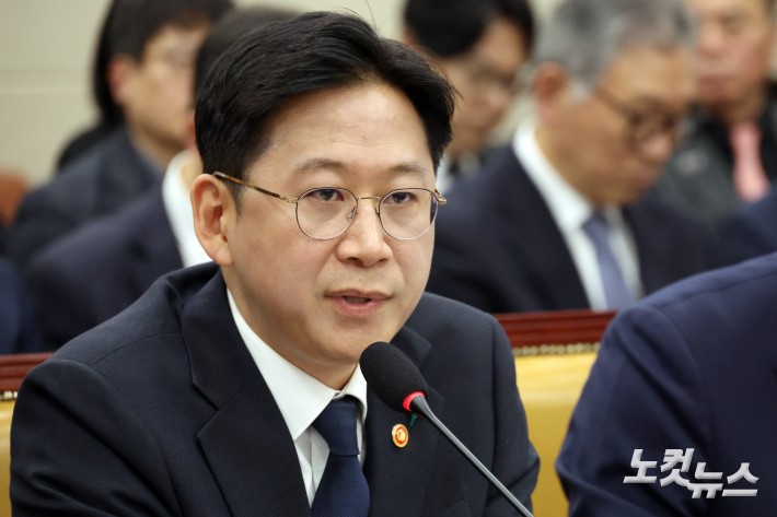 17일 서울 여의도 국회 과학기술정보방송통신위원회에서 열린 쿠팡 침해사고 관련 청문회에서 배경훈 부총리 겸 과기정통부 장관이 의원 질의에 답변을 하고 있다.