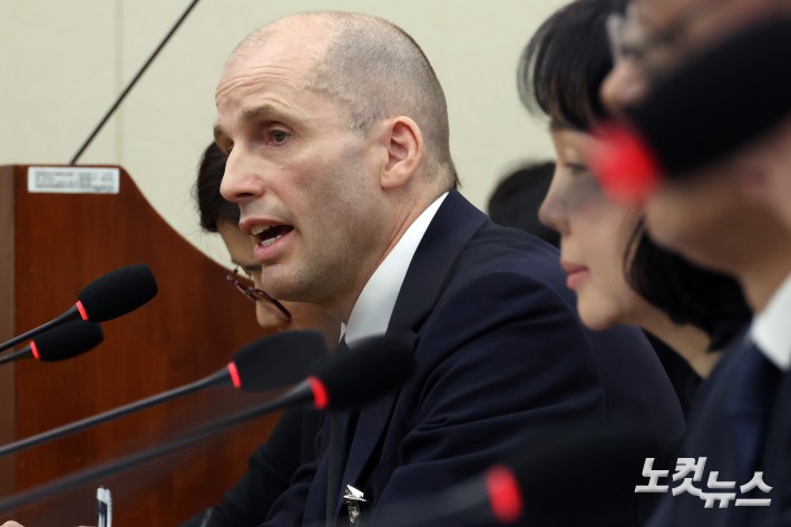 17일 서울 여의도 국회 과학기술정보방송통신위원회에서 열린 쿠팡 침해사고 관련 청문회에서 해롤드 로저스 쿠팡 대표이사가 의원 질의에 답변을 하고 있다.