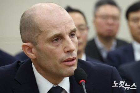 17일 서울 여의도 국회 과학기술정보방송통신위원회에서 열린 쿠팡 침해사고 관련 청문회에서 해롤드 로저스 쿠팡 대표이사가 의원 질의에 답변을 하고 있다.