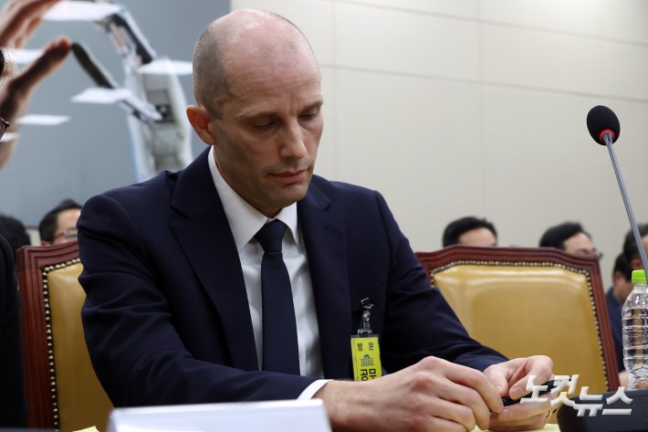 17일 서울 여의도 국회 과학기술정보방송통신위원회에서 열린 쿠팡 침해사고 관련 청문회에서 해롤드 로저스 쿠팡 대표이사가 굳은 표정을 짓고 있다.