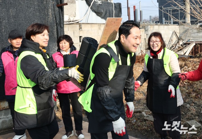 연탄 지게 맨 장동혁 대표