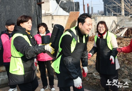 연탄 지게 맨 장동혁 대표