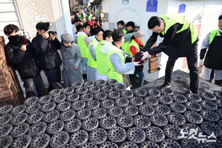 연탄 배달 나선 장동혁 대표