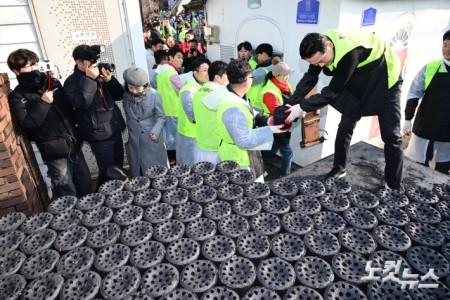 연탄 배달 나선 장동혁 대표