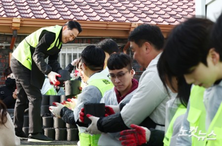 청년들과 연탄 배달 봉사활동 하는 장동혁 대표