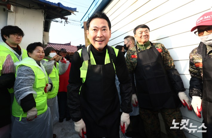 따뜻한 겨울나기 연탄 봉사 나선 장동혁 대표